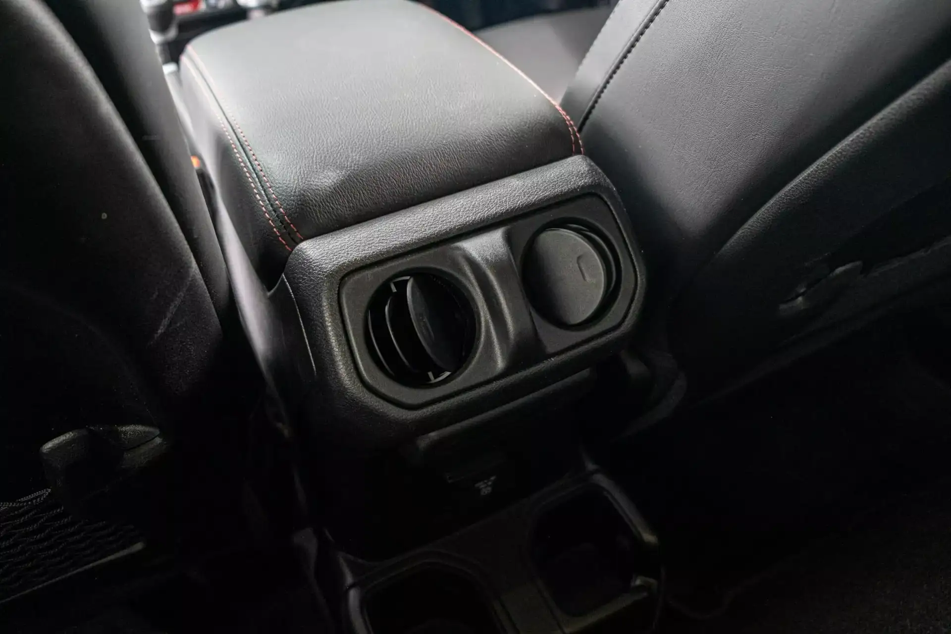 2026 Wrangler Rubicon - Black Leather Armrest With Orange Stitching, Dual Cup Holders