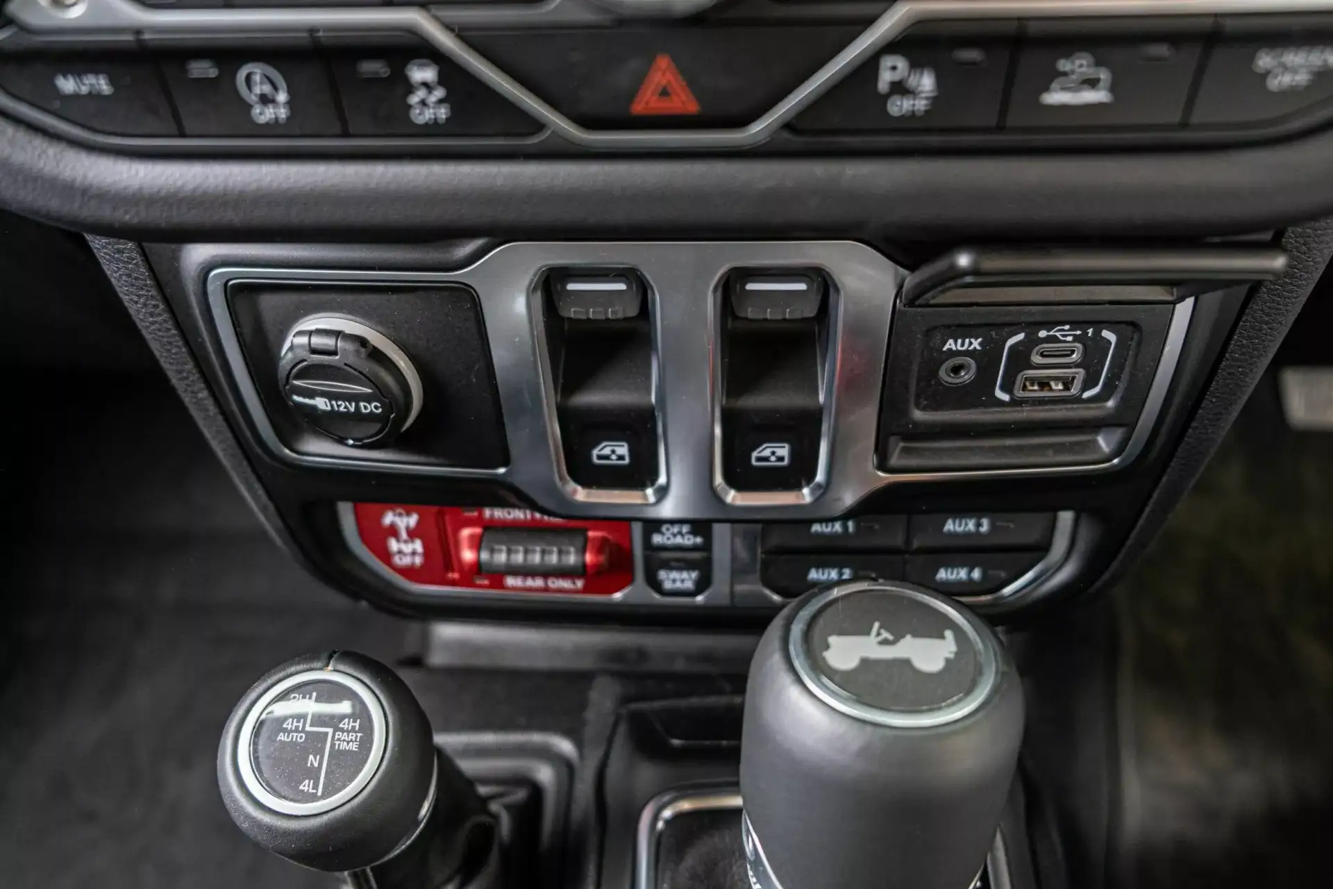2026 Wrangler Rubicon - Black Rugged Center Console With Red Accents And Jeep Shifter