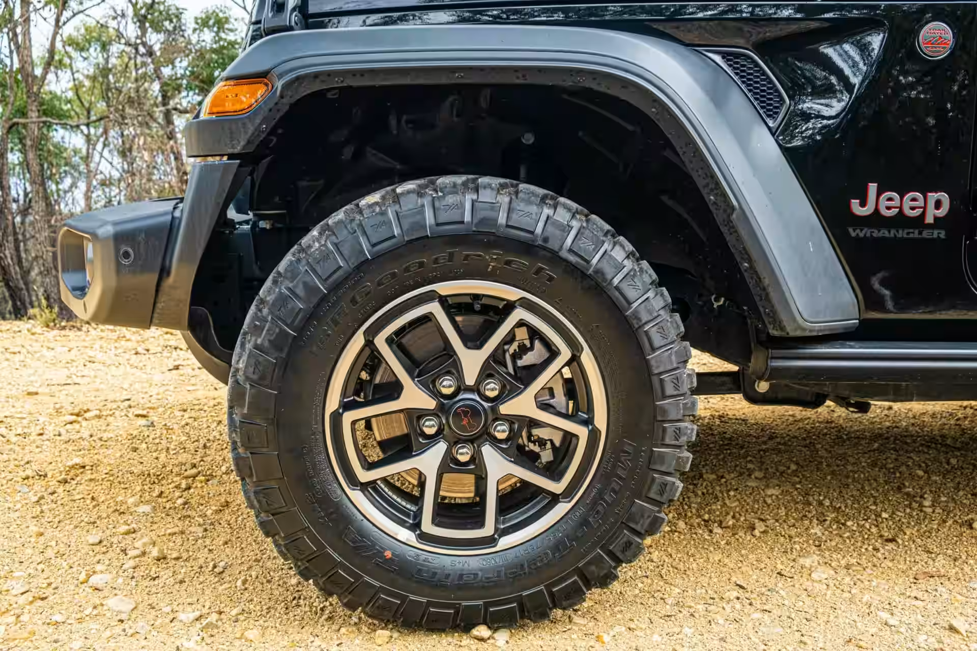 2026 Wrangler Rubicon - Black Rugged Off Road Wheel With Red Jeep Cap