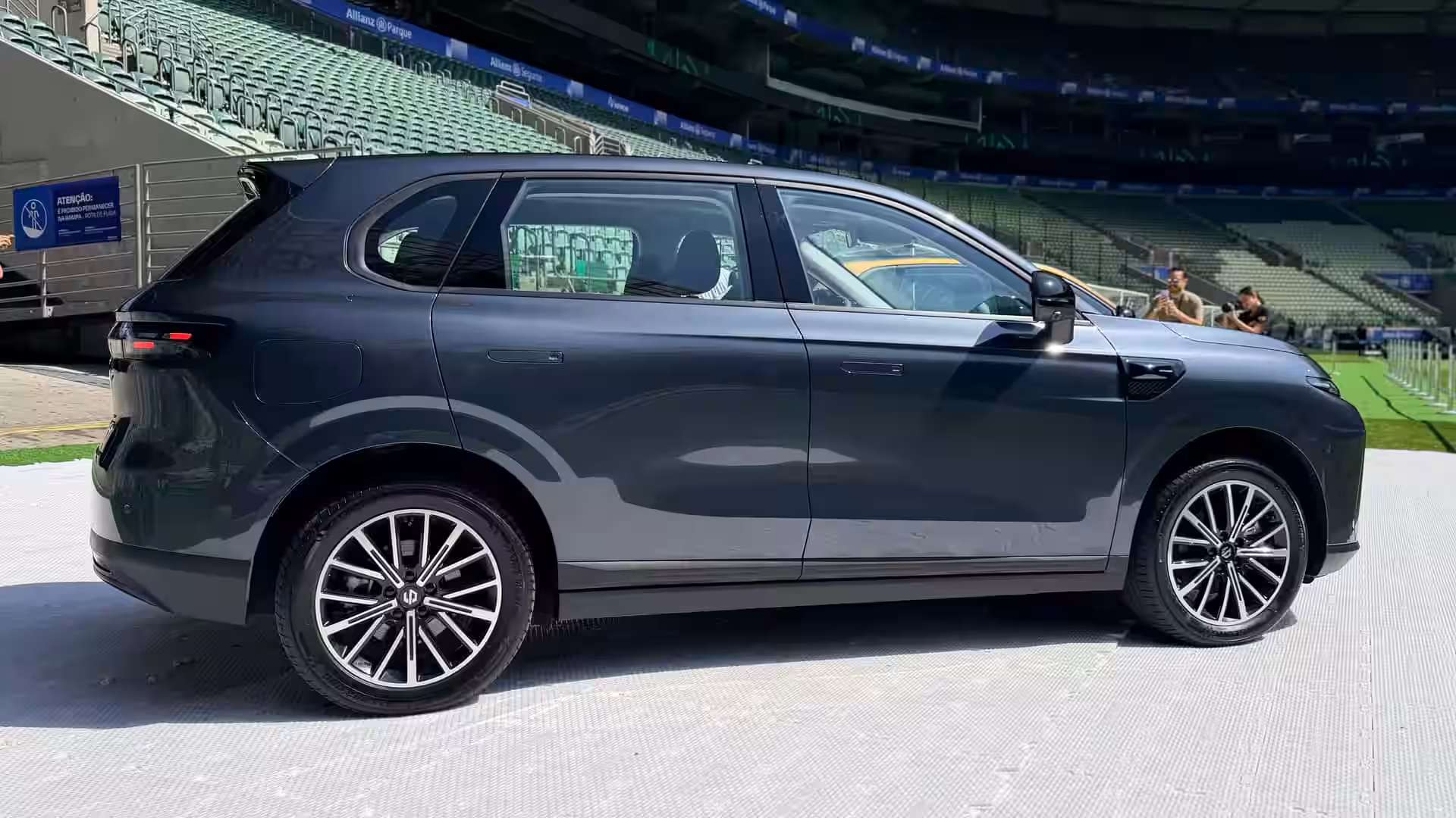 Leapmotor B10 - Sleek Gunmetal SUV Side Profile Black Alloy Wheels