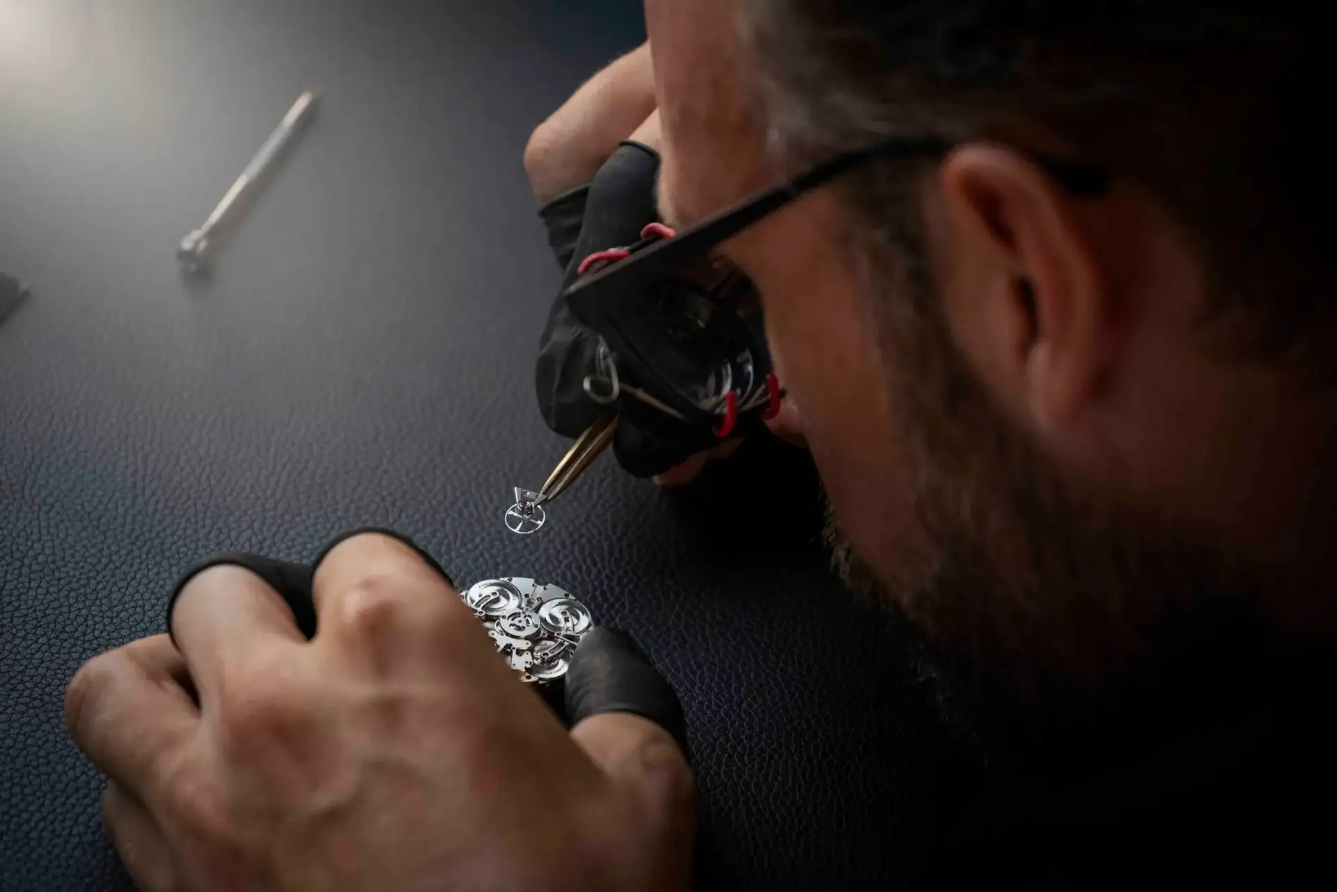 SINGER DUALTRACK 43MM - Precision Crafting Of Silver Clock Mechanism