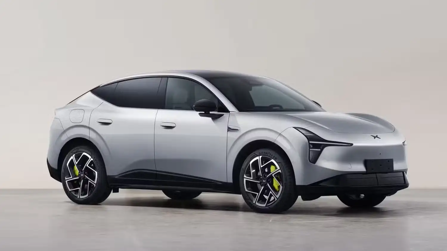 XPENG Mona L03 - Sleek Silver XPeng SUV Side With Green Calipers